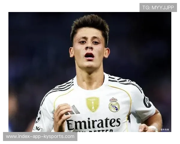 皇马中场拦截到位，黄潜推进被切断，皇马 中场