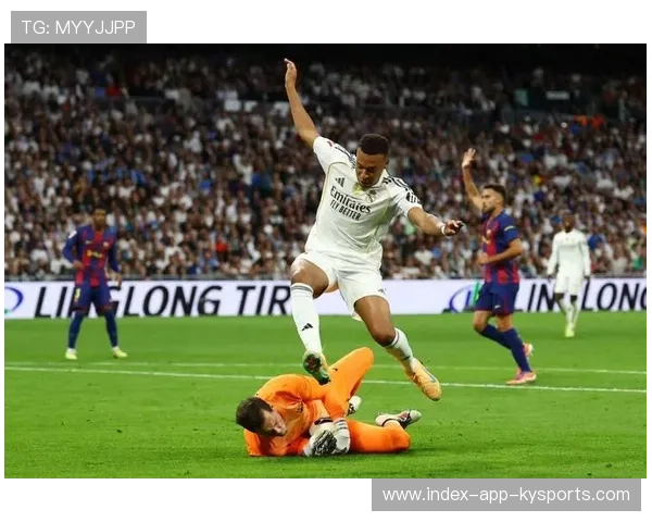 皇马补时制造任意球，直接攻门迫使扑救，皇马替补席